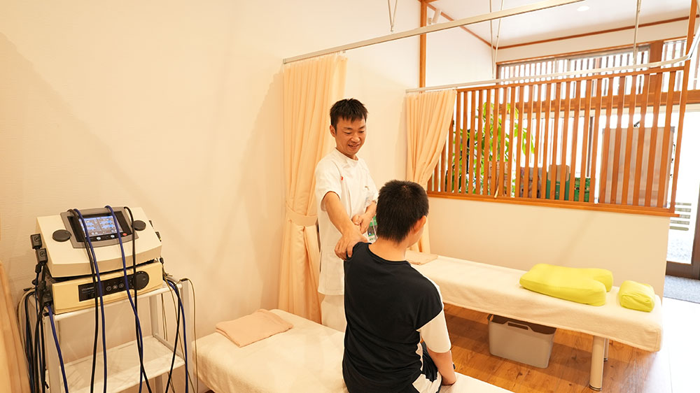 手技療法 → 筋肉のバランスを調整し、正しい動作へ導く